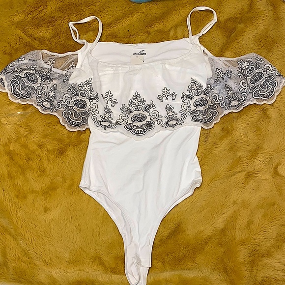 NWT SADIE & SAGE WHITE BODY SUIT WITH LACE SLEEVES - Picture 2 of 6
